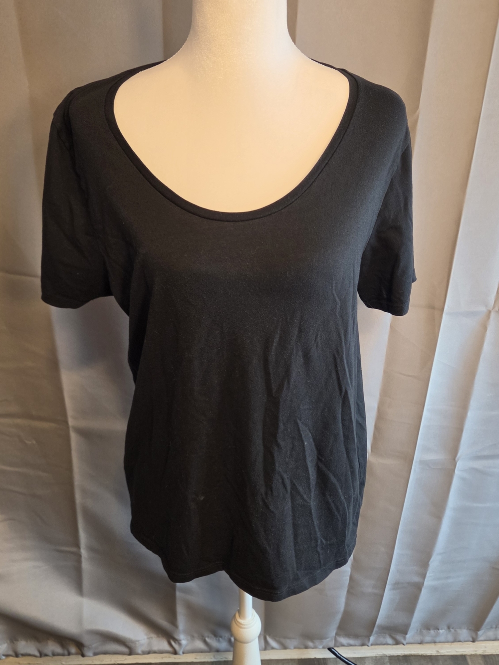Everyday Scoop Neck Short Sleeve Top - Black